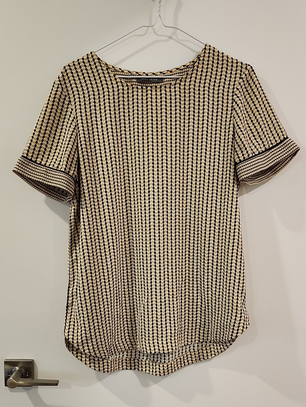 P2P 20" Suzy Shier Beige and Black Geometric Short Sleeve Top